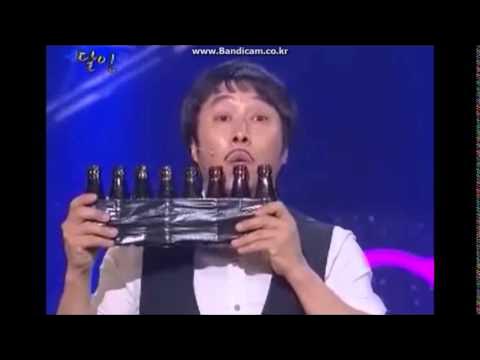 팜플렛으로 yee를 연주하는 김병만