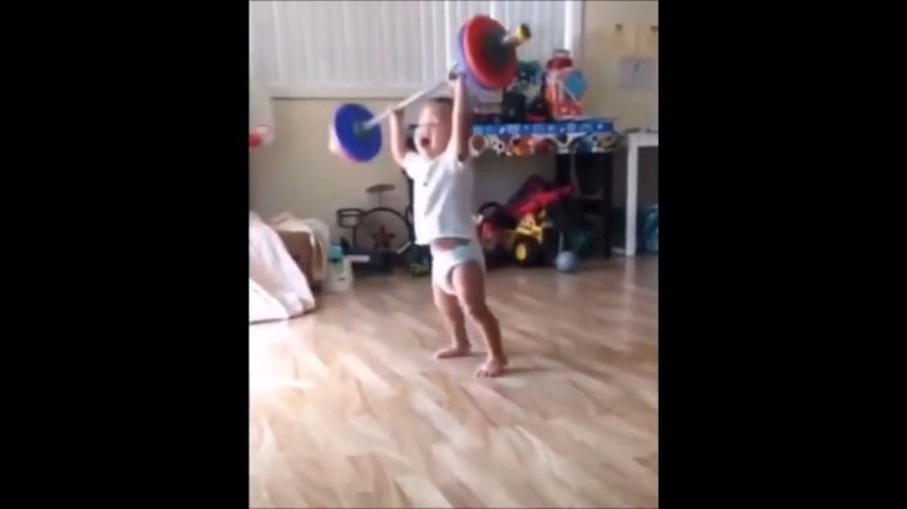 おどれ重量挙げをする赤ちゃん