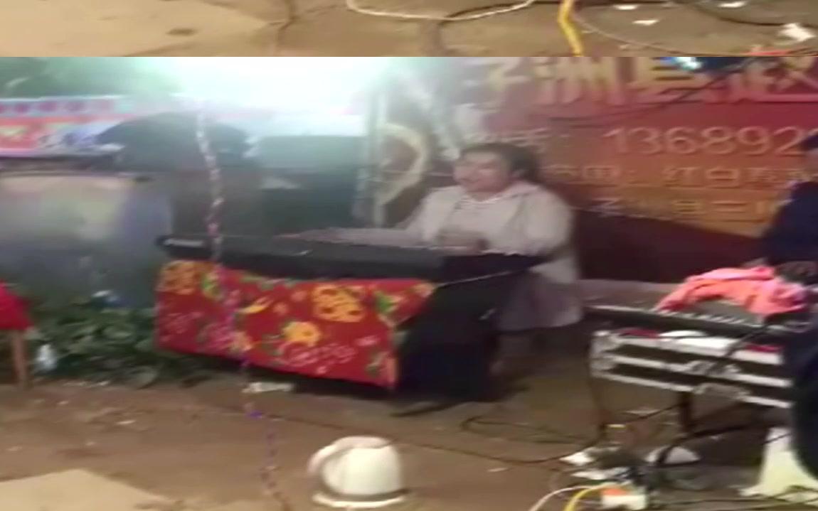 金发男孩子在宴会上跳起了舞