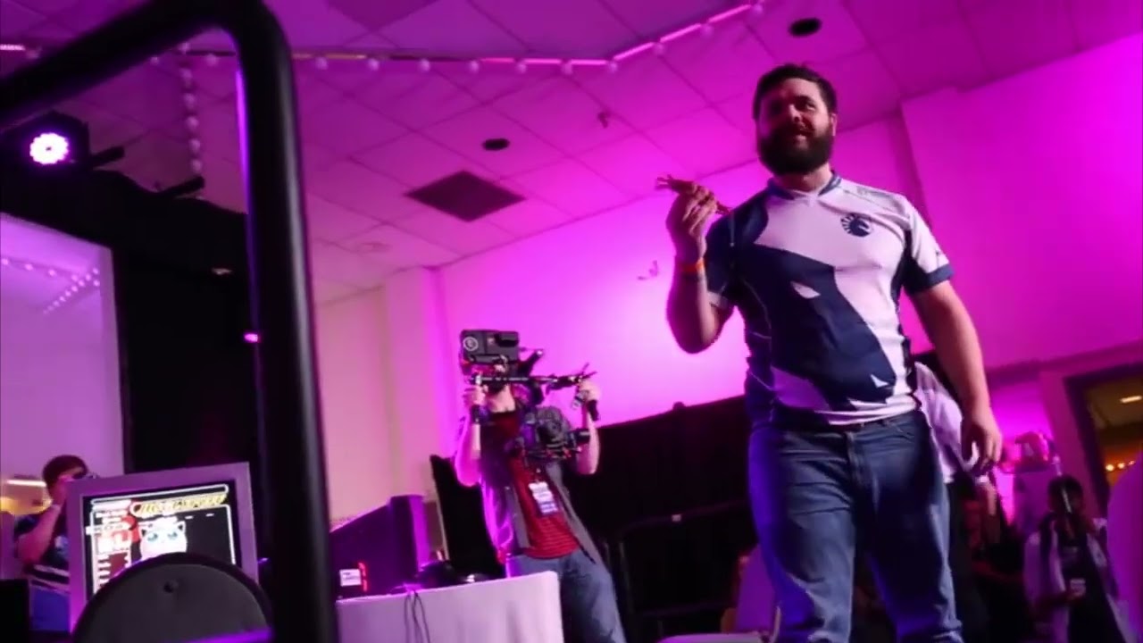 hungrybox wins pound and starts singing opera on stage