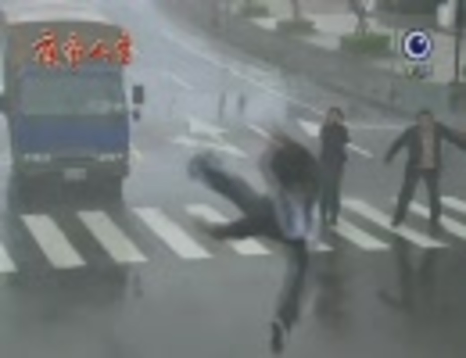 台湾ドラマの弾き過ぎる交通事故シーンで　てってってー