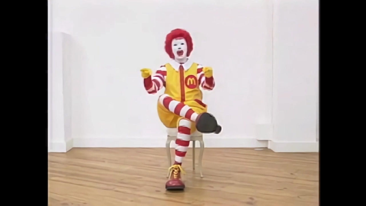 ドナルド・マクドナルドは大変なハンバーガーを4個分していきました