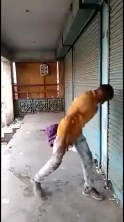 たぶん頭突き