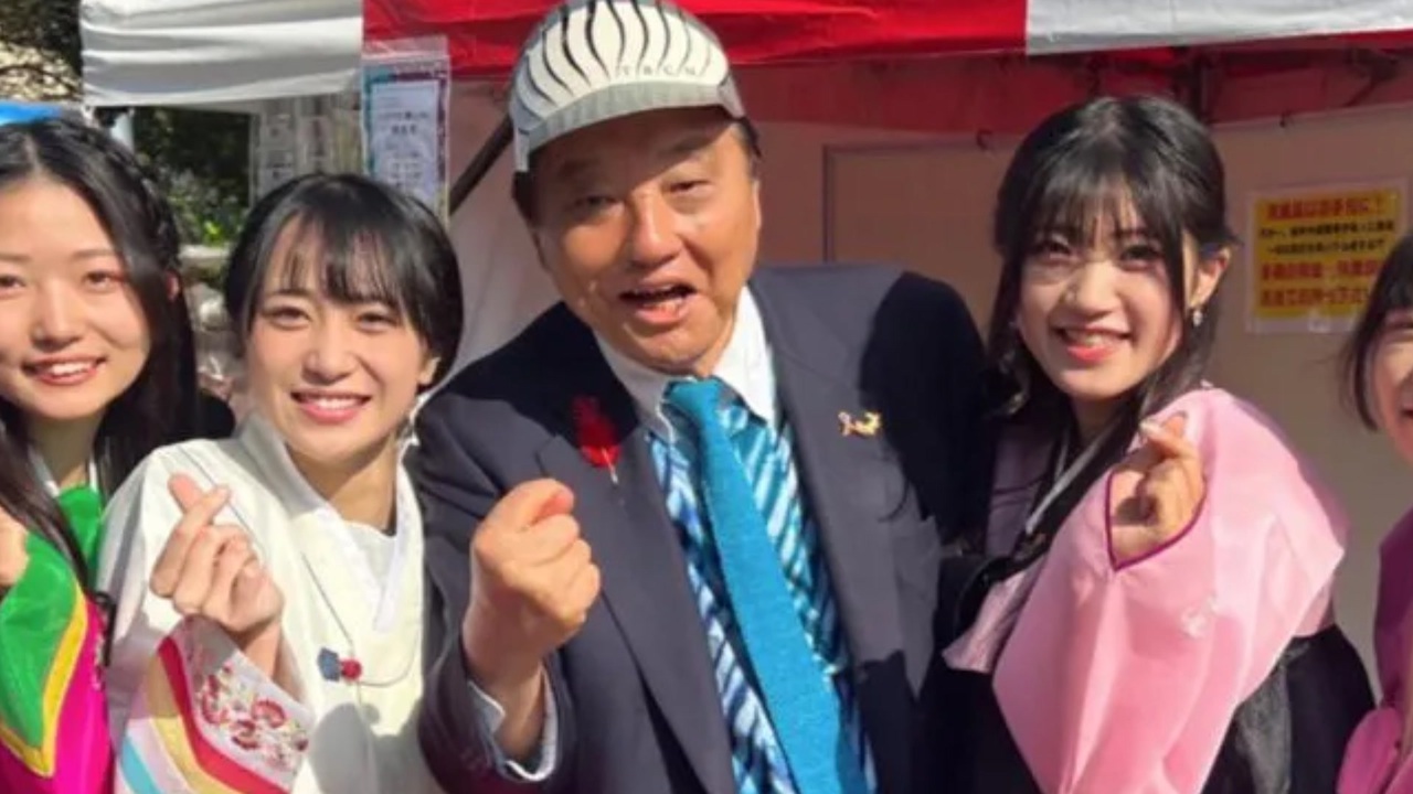 名古屋市長のピースサイン