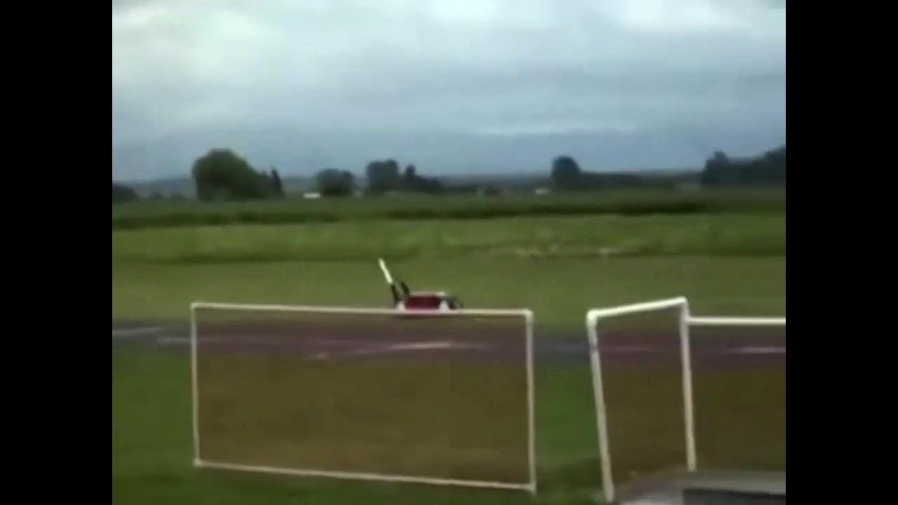 幽霊屋敷の芝刈り少女