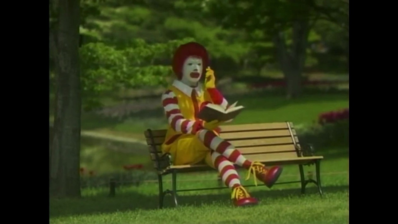 ドナルドのCM復活めでたいな~と思ってたら、なんかさっきマクド公式がプロフェッサー復活的なポストしてたんすよ。誰やねん思って調べたら70年代に一瞬だけ出とった奴らしいです。あの、逆になんで復活したん